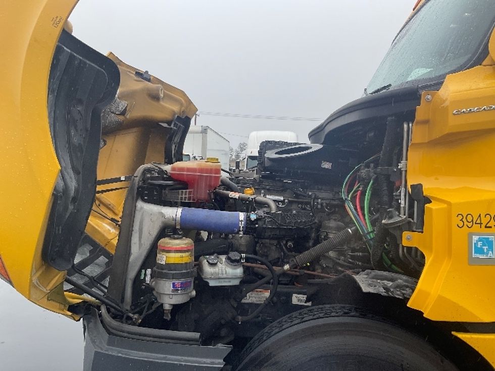 Sleeper Tractor-Heavy Duty Tractors-Freightliner-2022-T12664ST-Fontana-CA-426,421\n\t\tmiles-$ 73,000 - Image 21