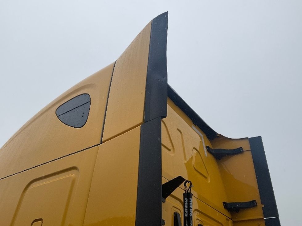 Sleeper Tractor-Heavy Duty Tractors-Freightliner-2022-T12664ST-Fontana-CA-426,421\n\t\tmiles-$ 73,000 - Image 23