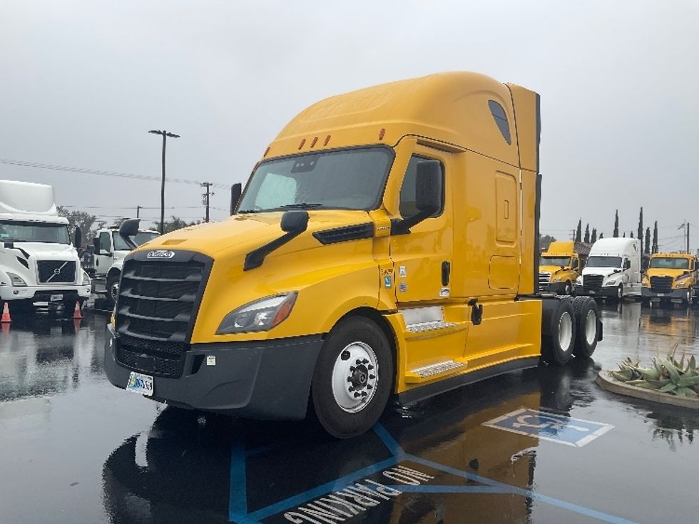 Sleeper Tractor-Heavy Duty Tractors-Freightliner-2022-T12664ST-Fontana-CA-426,421\n\t\tmiles-$ 73,000 - Image 3