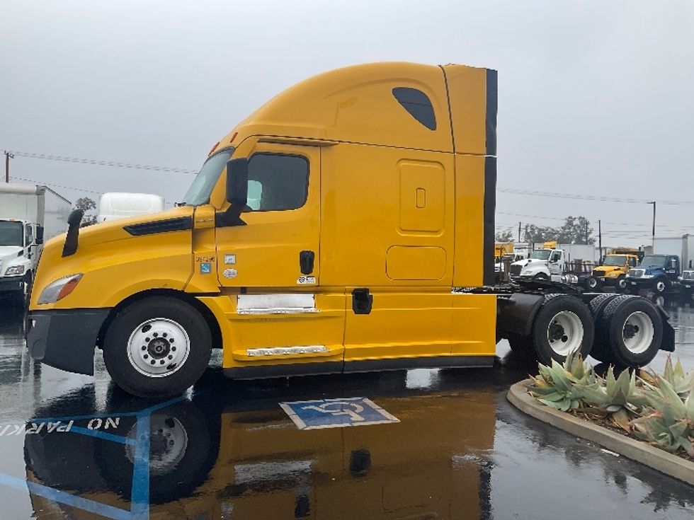 Sleeper Tractor-Heavy Duty Tractors-Freightliner-2022-T12664ST-Fontana-CA-426,421\n\t\tmiles-$ 73,000 - Image 4