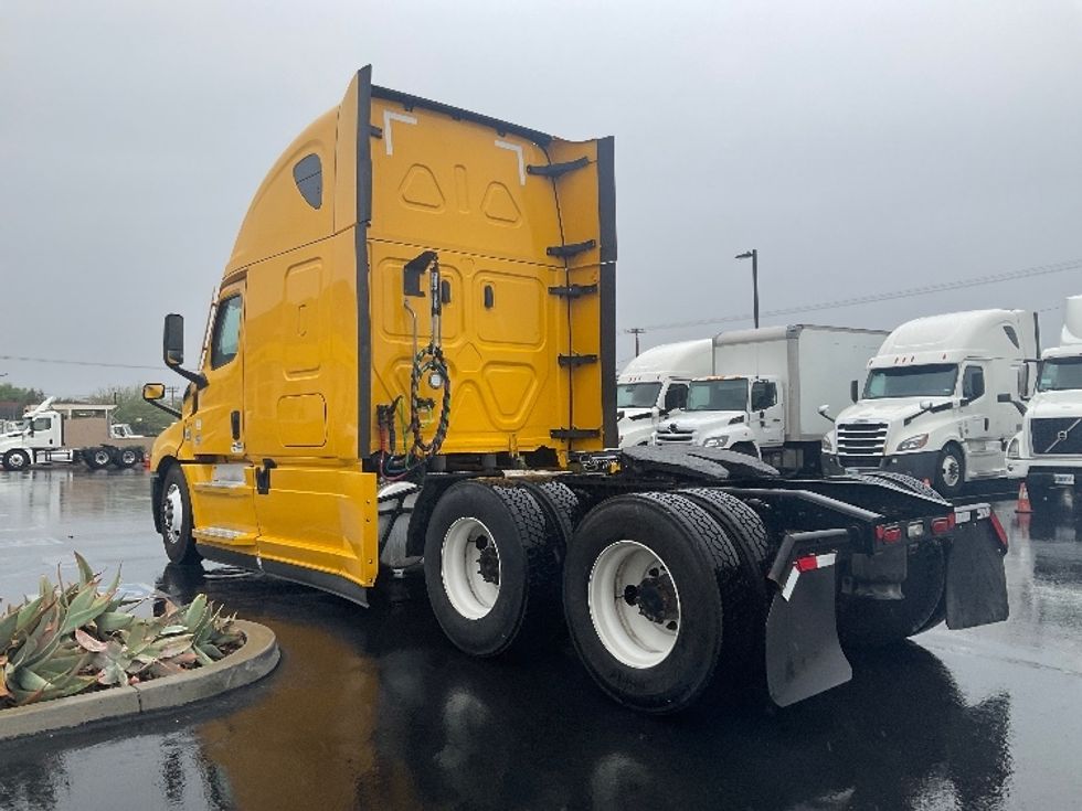 Sleeper Tractor-Heavy Duty Tractors-Freightliner-2022-T12664ST-Fontana-CA-426,421\n\t\tmiles-$ 73,000 - Image 5