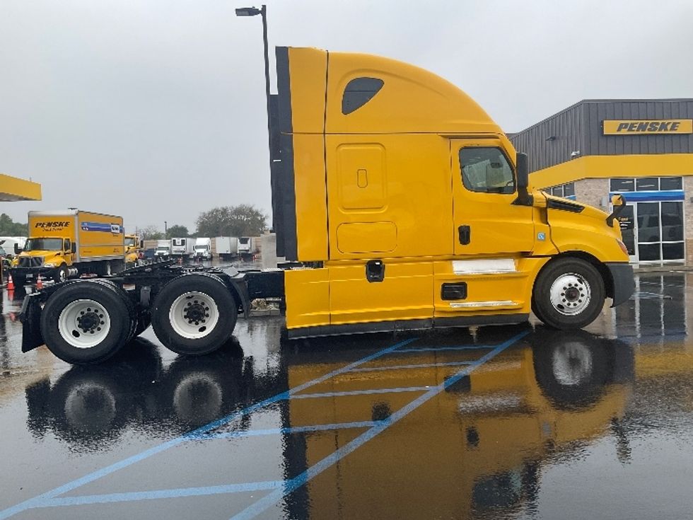 Sleeper Tractor-Heavy Duty Tractors-Freightliner-2022-T12664ST-Fontana-CA-426,421\n\t\tmiles-$ 73,000 - Image 8