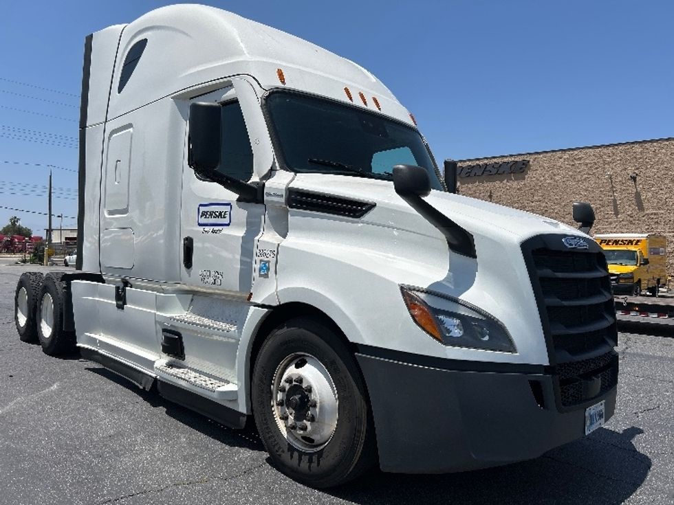 Sleeper Tractor-Heavy Duty Tractors-Freightliner-2022-T12664ST-Fontana-CA-446,980\n\t\tmiles-$ 87,000 - Image 1