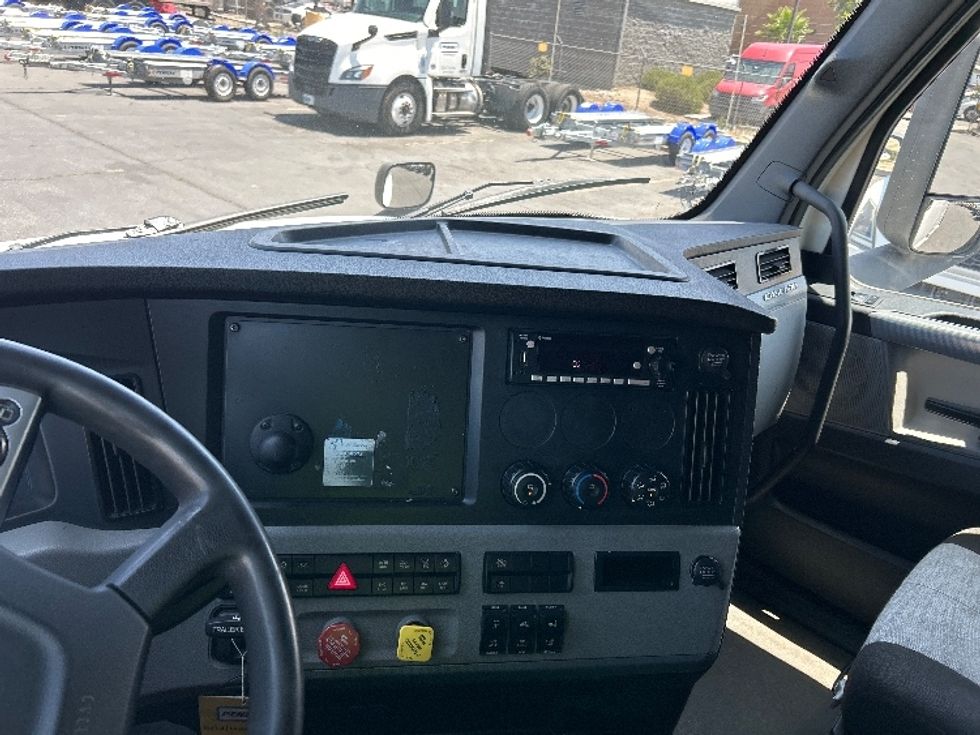Sleeper Tractor-Heavy Duty Tractors-Freightliner-2022-T12664ST-Fontana-CA-446,980\n\t\tmiles-$ 87,000 - Image 11