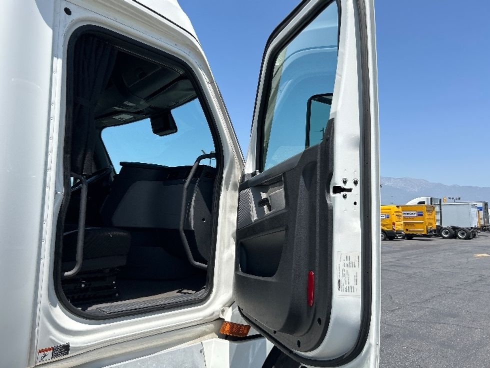 Sleeper Tractor-Heavy Duty Tractors-Freightliner-2022-T12664ST-Fontana-CA-446,980\n\t\tmiles-$ 87,000 - Image 13