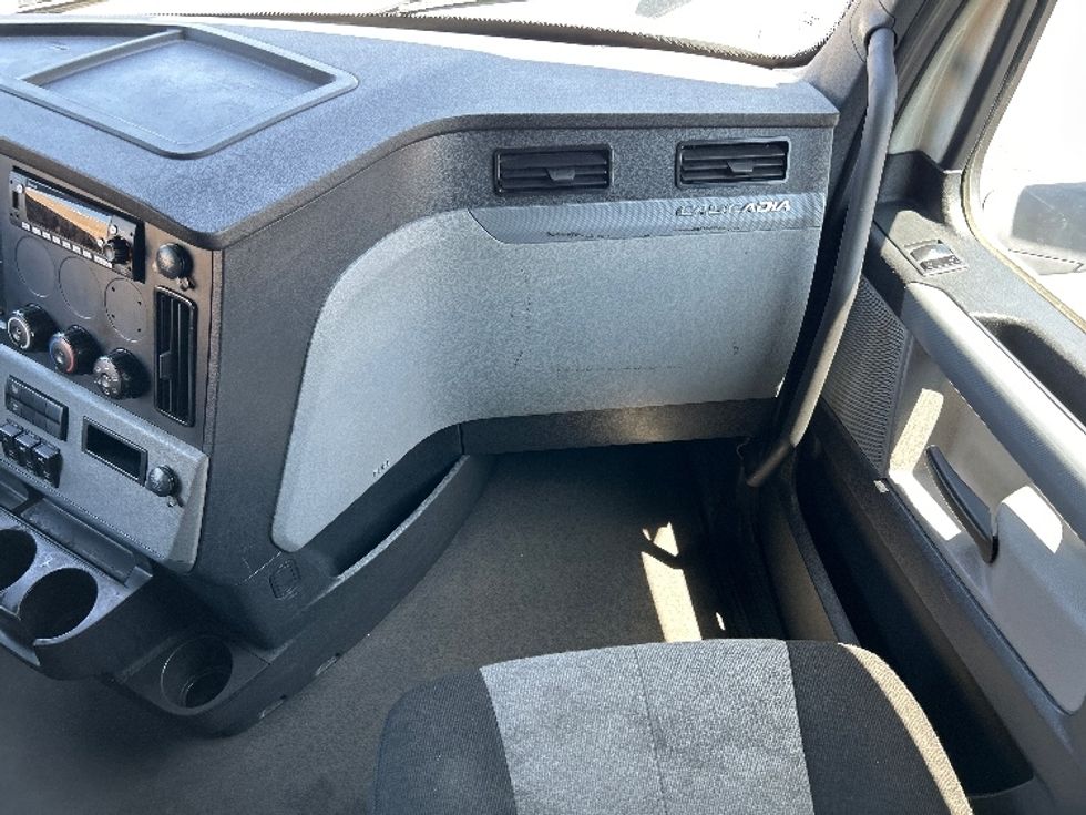 Sleeper Tractor-Heavy Duty Tractors-Freightliner-2022-T12664ST-Fontana-CA-446,980\n\t\tmiles-$ 87,000 - Image 14