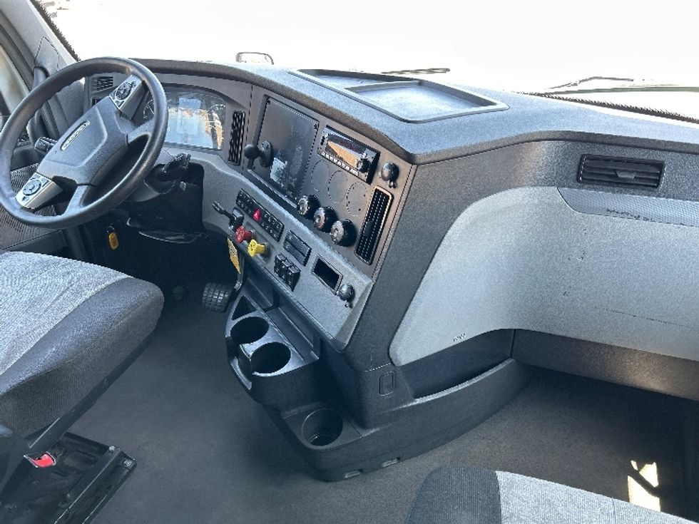 Sleeper Tractor-Heavy Duty Tractors-Freightliner-2022-T12664ST-Fontana-CA-446,980\n\t\tmiles-$ 87,000 - Image 15