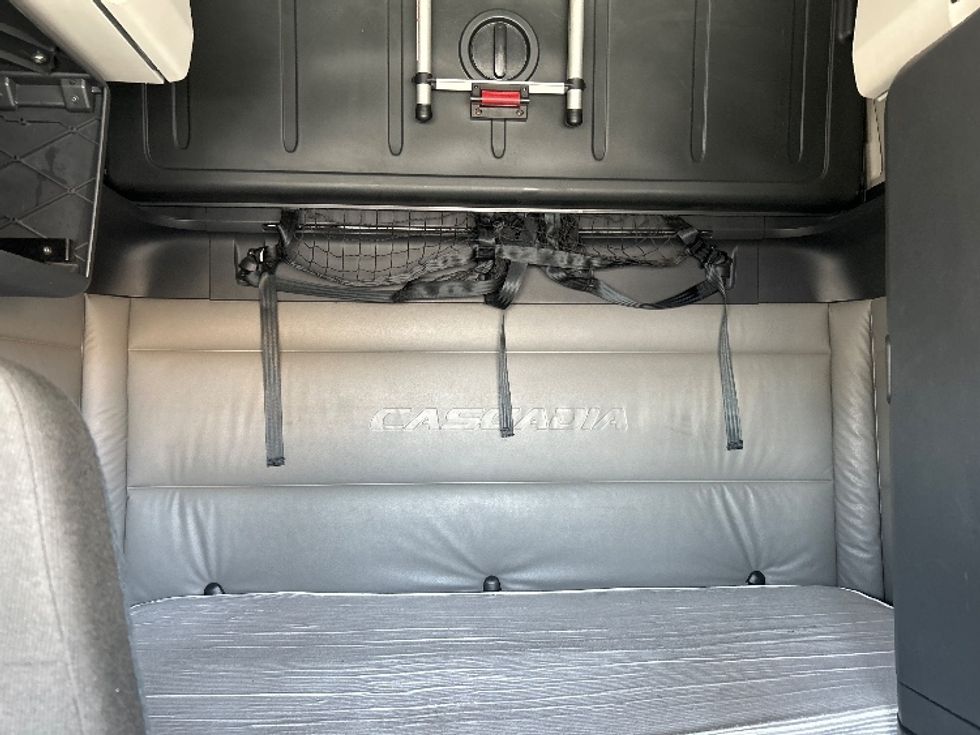 Sleeper Tractor-Heavy Duty Tractors-Freightliner-2022-T12664ST-Fontana-CA-446,980\n\t\tmiles-$ 87,000 - Image 16