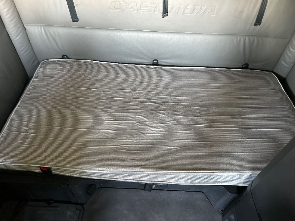 Sleeper Tractor-Heavy Duty Tractors-Freightliner-2022-T12664ST-Fontana-CA-446,980\n\t\tmiles-$ 87,000 - Image 17