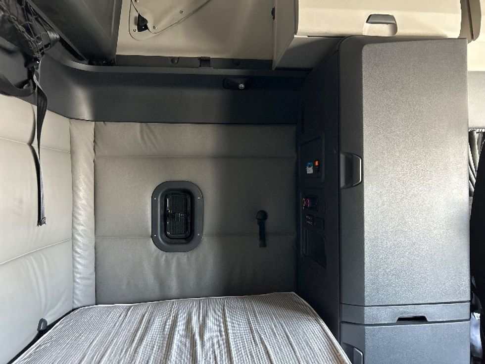 Sleeper Tractor-Heavy Duty Tractors-Freightliner-2022-T12664ST-Fontana-CA-446,980\n\t\tmiles-$ 87,000 - Image 18