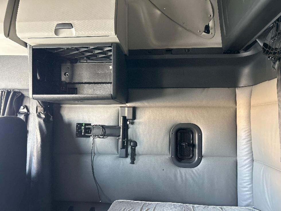 Sleeper Tractor-Heavy Duty Tractors-Freightliner-2022-T12664ST-Fontana-CA-446,980\n\t\tmiles-$ 87,000 - Image 19