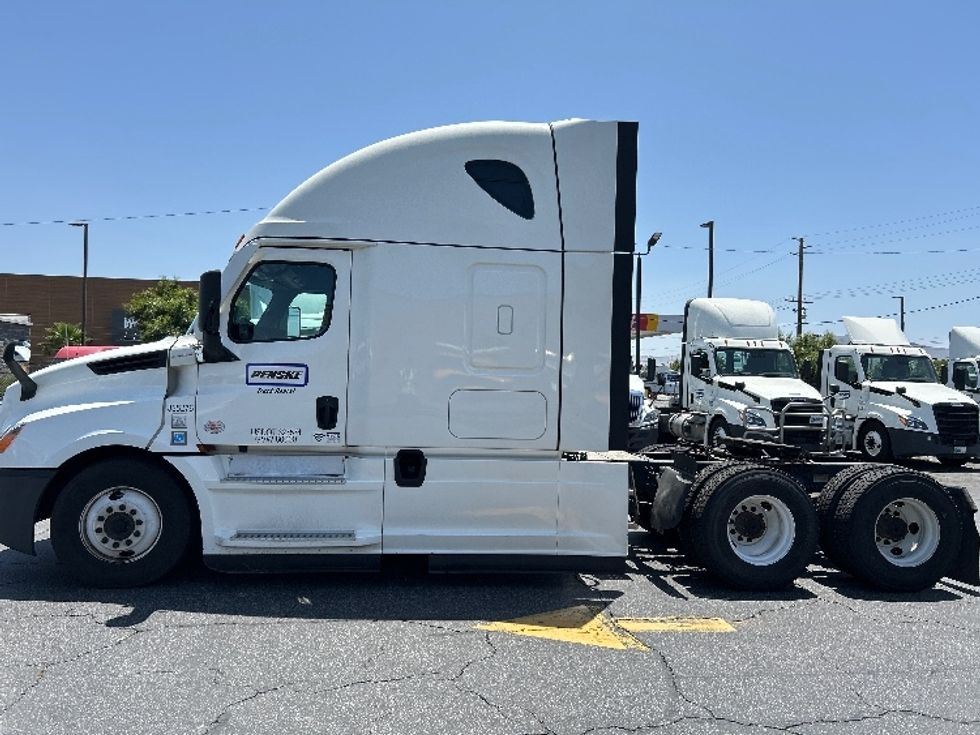 Sleeper Tractor-Heavy Duty Tractors-Freightliner-2022-T12664ST-Fontana-CA-446,980\n\t\tmiles-$ 87,000 - Image 4