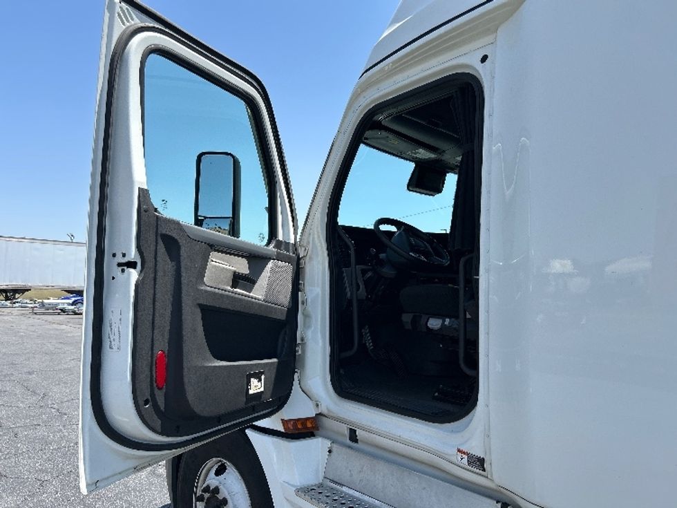 Sleeper Tractor-Heavy Duty Tractors-Freightliner-2022-T12664ST-Fontana-CA-446,980\n\t\tmiles-$ 87,000 - Image 9