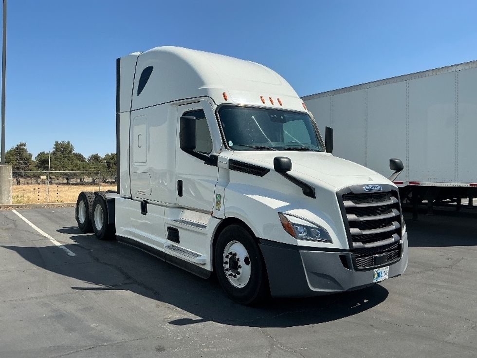 Sleeper Tractor-Heavy Duty Tractors-Freightliner-2022-T12664ST-Fontana-CA-500,216\n\t\tmiles-$ 80,000 - Image 1