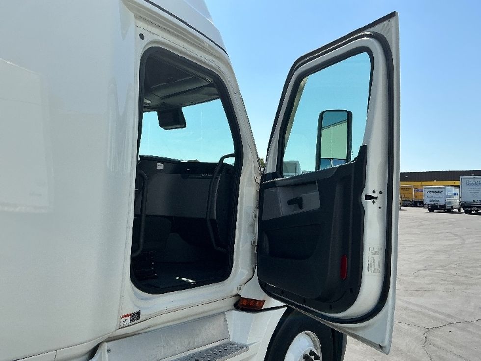 Sleeper Tractor-Heavy Duty Tractors-Freightliner-2022-T12664ST-Fontana-CA-500,216\n\t\tmiles-$ 80,000 - Image 13