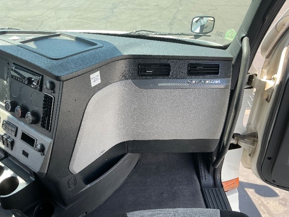 Sleeper Tractor-Heavy Duty Tractors-Freightliner-2022-T12664ST-Fontana-CA-500,216\n\t\tmiles-$ 80,000 - Image 14