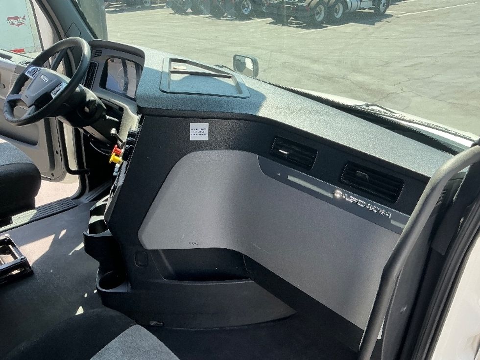 Sleeper Tractor-Heavy Duty Tractors-Freightliner-2022-T12664ST-Fontana-CA-500,216\n\t\tmiles-$ 80,000 - Image 15