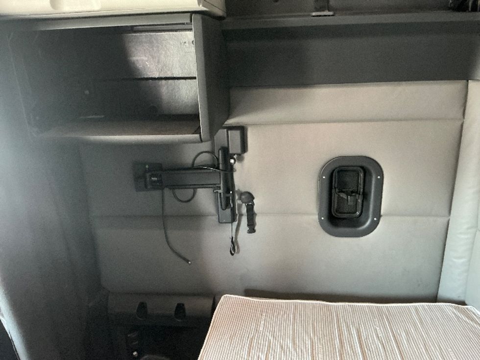Sleeper Tractor-Heavy Duty Tractors-Freightliner-2022-T12664ST-Fontana-CA-500,216\n\t\tmiles-$ 80,000 - Image 19