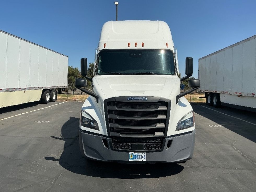 Sleeper Tractor-Heavy Duty Tractors-Freightliner-2022-T12664ST-Fontana-CA-500,216\n\t\tmiles-$ 80,000 - Image 2