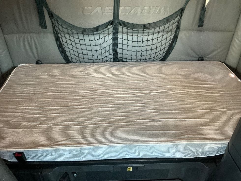 Sleeper Tractor-Heavy Duty Tractors-Freightliner-2022-T12664ST-Fontana-CA-500,216\n\t\tmiles-$ 80,000 - Image 24