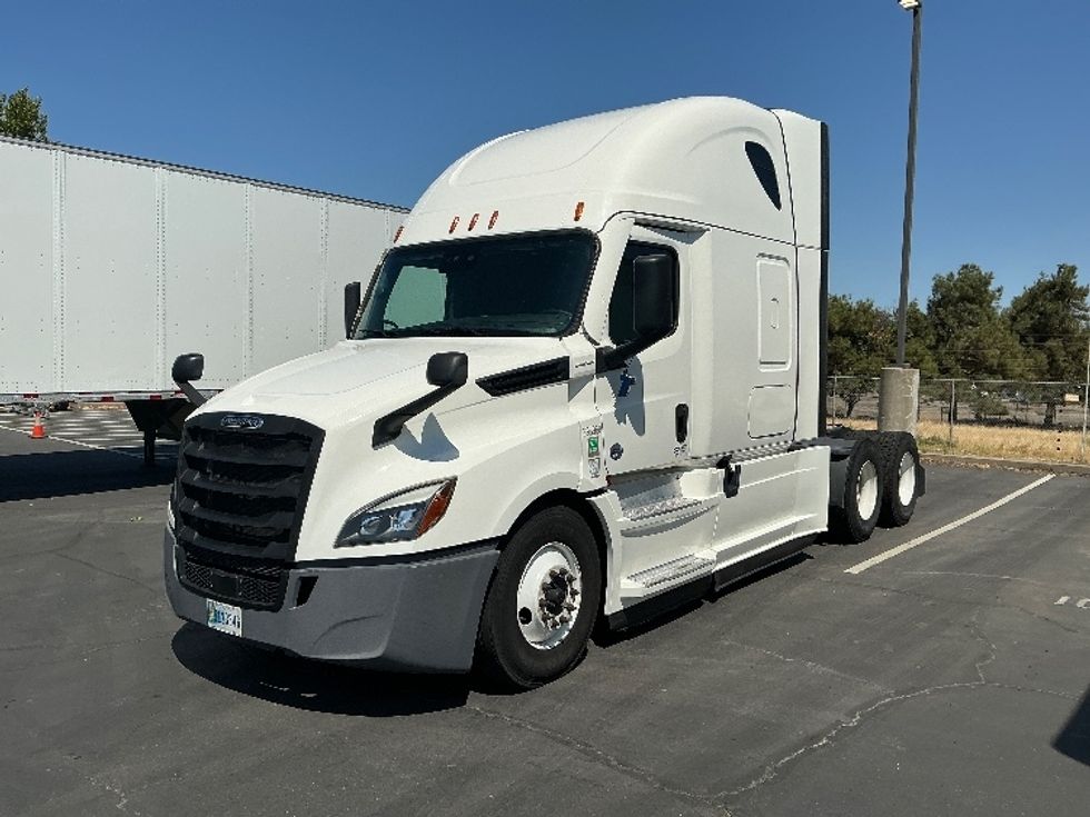 Sleeper Tractor-Heavy Duty Tractors-Freightliner-2022-T12664ST-Fontana-CA-500,216\n\t\tmiles-$ 80,000 - Image 3