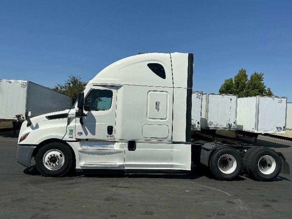 Sleeper Tractor-Heavy Duty Tractors-Freightliner-2022-T12664ST-Fontana-CA-500,216\n\t\tmiles-$ 80,000 - Image 4