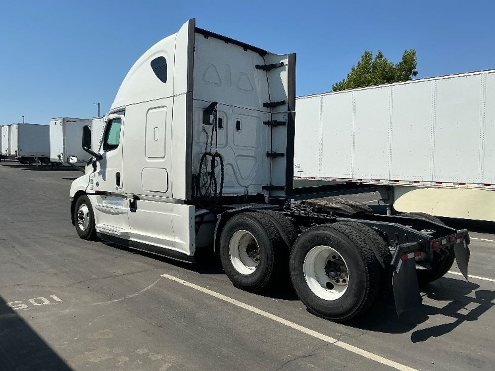 Sleeper Tractor-Heavy Duty Tractors-Freightliner-2022-T12664ST-Fontana-CA-500,216\n\t\tmiles-$ 80,000 - Image 5
