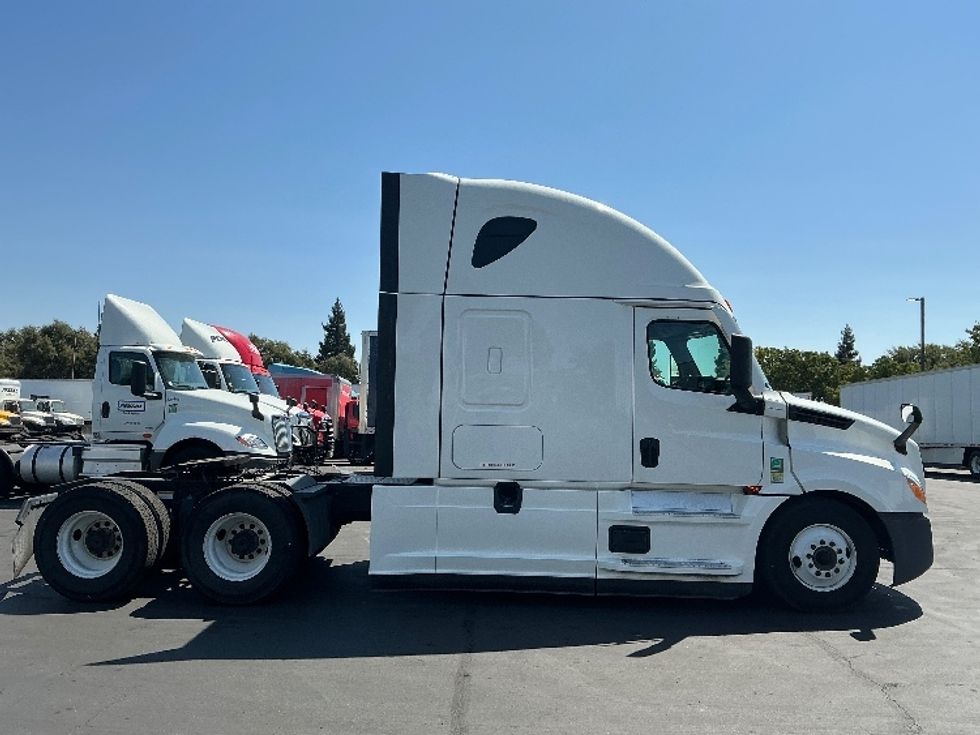 Sleeper Tractor-Heavy Duty Tractors-Freightliner-2022-T12664ST-Fontana-CA-500,216\n\t\tmiles-$ 80,000 - Image 8