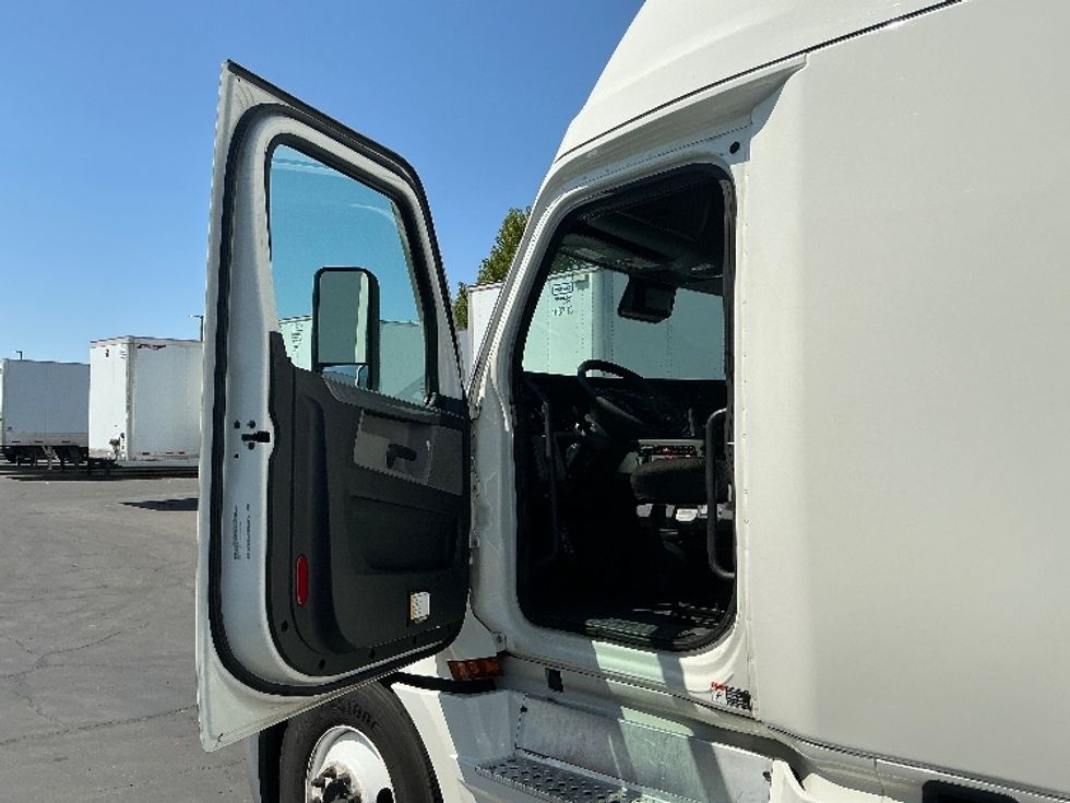 Sleeper Tractor-Heavy Duty Tractors-Freightliner-2022-T12664ST-Fontana-CA-500,216\n\t\tmiles-$ 80,000 - Image 9