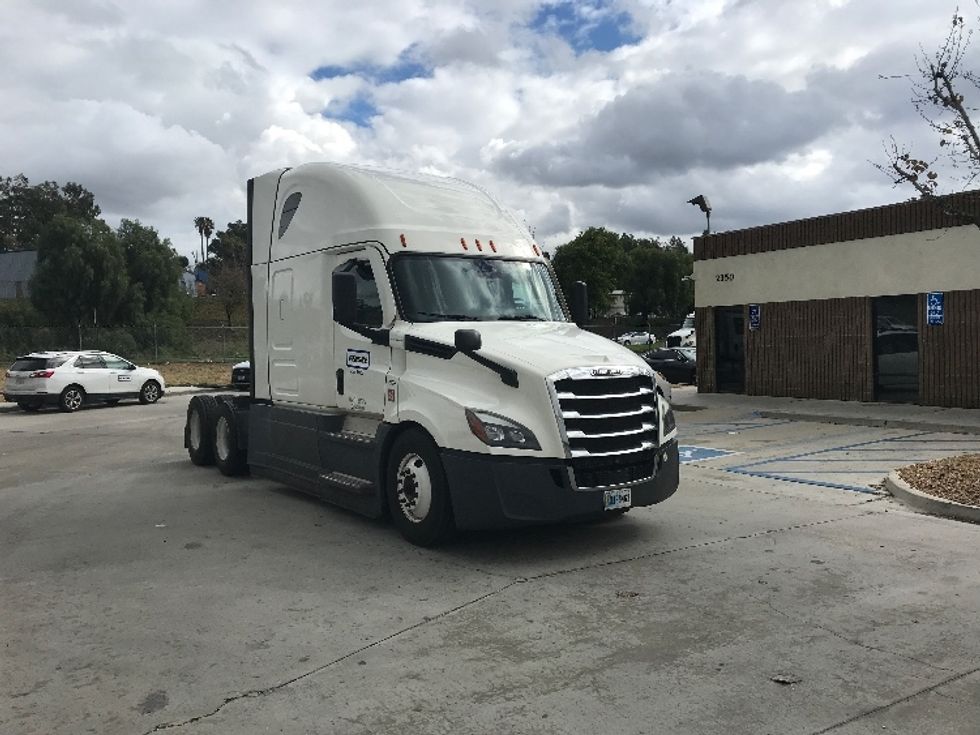 Sleeper Tractor-Heavy Duty Tractors-Freightliner-2022-T12664ST-Fontana-CA-516,376\n\t\tmiles-$ 78,750 - Image 1