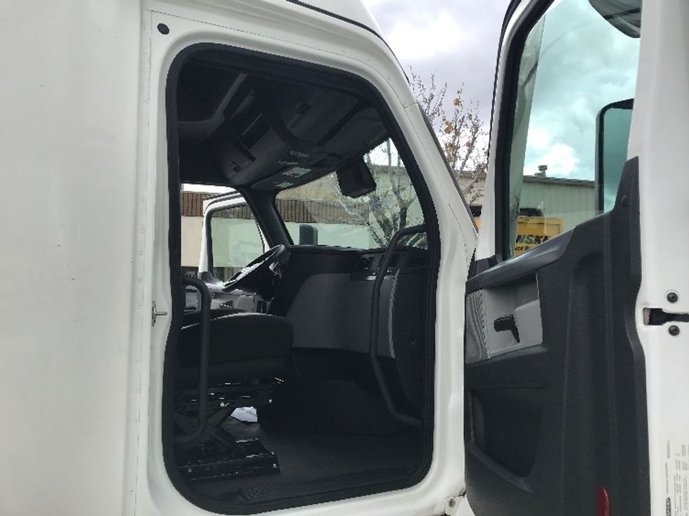 Sleeper Tractor-Heavy Duty Tractors-Freightliner-2022-T12664ST-Fontana-CA-516,376\n\t\tmiles-$ 78,750 - Image 13