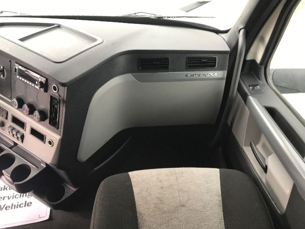 Sleeper Tractor-Heavy Duty Tractors-Freightliner-2022-T12664ST-Fontana-CA-516,376\n\t\tmiles-$ 78,750 - Image 14