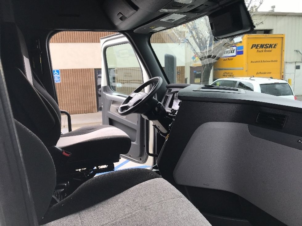 Sleeper Tractor-Heavy Duty Tractors-Freightliner-2022-T12664ST-Fontana-CA-516,376\n\t\tmiles-$ 78,750 - Image 15