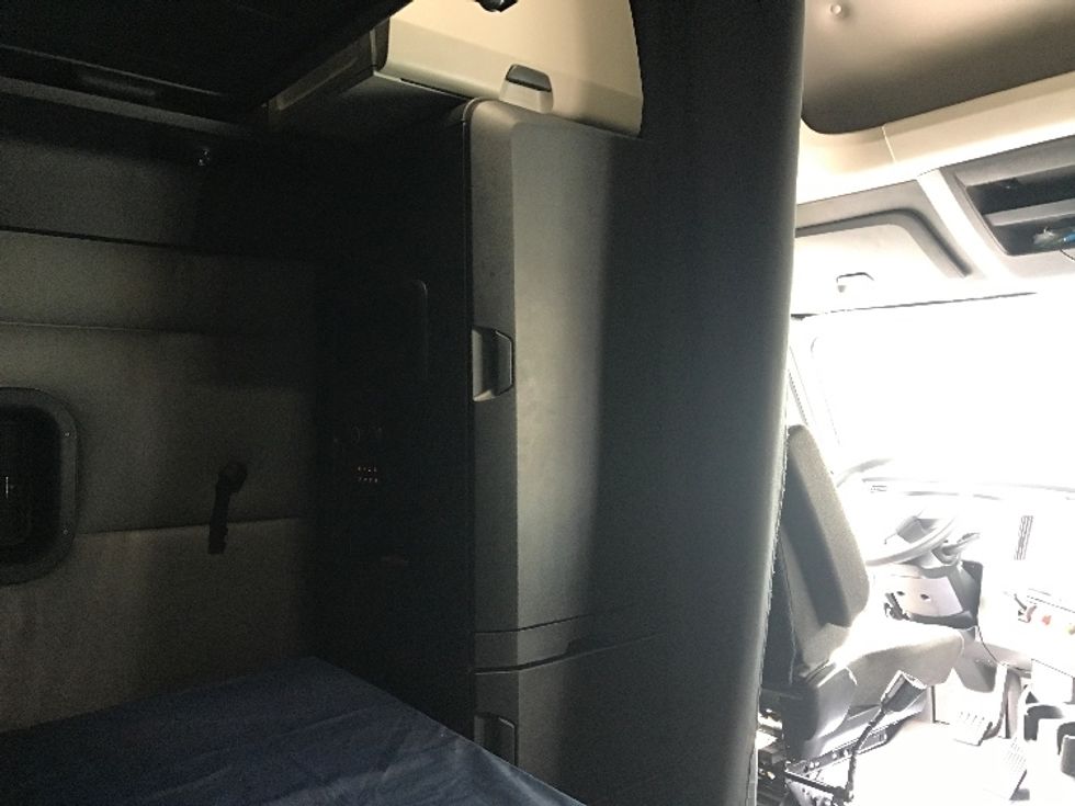 Sleeper Tractor-Heavy Duty Tractors-Freightliner-2022-T12664ST-Fontana-CA-516,376\n\t\tmiles-$ 78,750 - Image 18