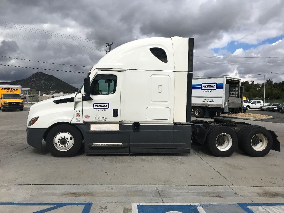 Sleeper Tractor-Heavy Duty Tractors-Freightliner-2022-T12664ST-Fontana-CA-516,376\n\t\tmiles-$ 78,750 - Image 4