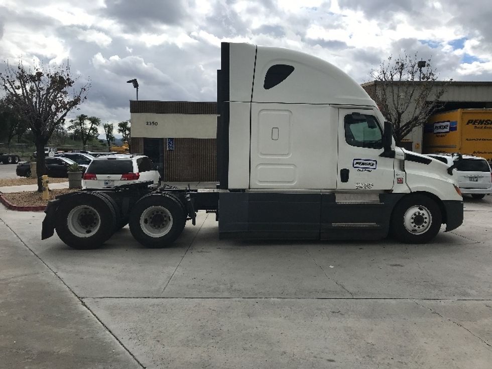 Sleeper Tractor-Heavy Duty Tractors-Freightliner-2022-T12664ST-Fontana-CA-516,376\n\t\tmiles-$ 78,750 - Image 8