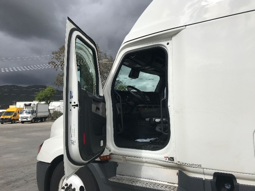 Sleeper Tractor-Heavy Duty Tractors-Freightliner-2022-T12664ST-Fontana-CA-516,376\n\t\tmiles-$ 78,750 - Image 9