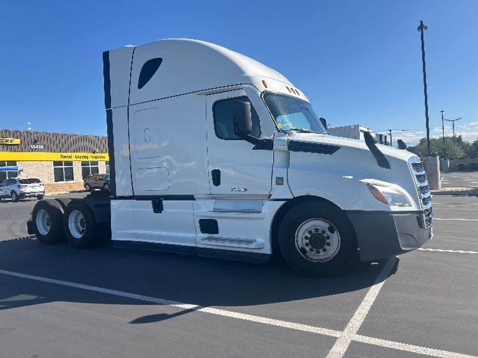 Sleeper Tractor-Heavy Duty Tractors-Freightliner-2022-T12664ST-Fontana-CA-577,520\n\t\tmiles-$ 71,750 - Image 1