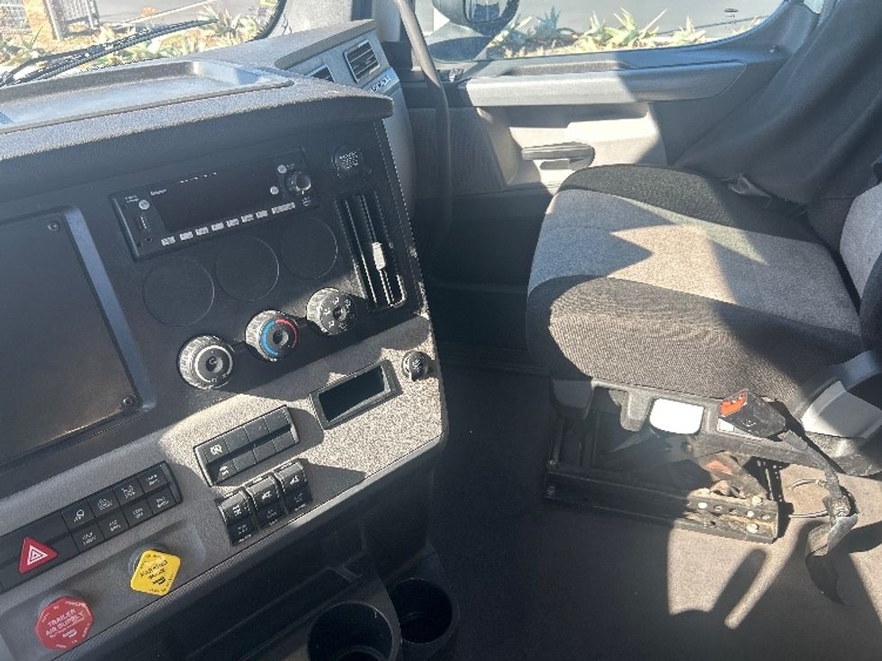 Sleeper Tractor-Heavy Duty Tractors-Freightliner-2022-T12664ST-Fontana-CA-577,520\n\t\tmiles-$ 71,750 - Image 10