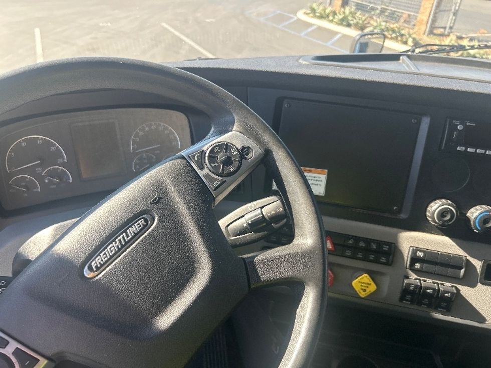 Sleeper Tractor-Heavy Duty Tractors-Freightliner-2022-T12664ST-Fontana-CA-577,520\n\t\tmiles-$ 71,750 - Image 11