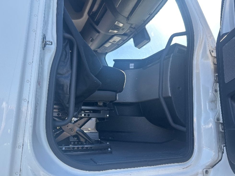 Sleeper Tractor-Heavy Duty Tractors-Freightliner-2022-T12664ST-Fontana-CA-577,520\n\t\tmiles-$ 71,750 - Image 13
