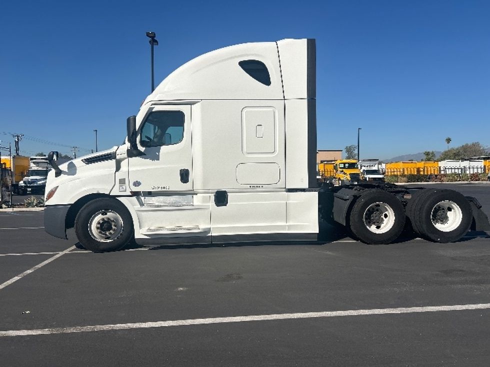 Sleeper Tractor-Heavy Duty Tractors-Freightliner-2022-T12664ST-Fontana-CA-577,520\n\t\tmiles-$ 71,750 - Image 4