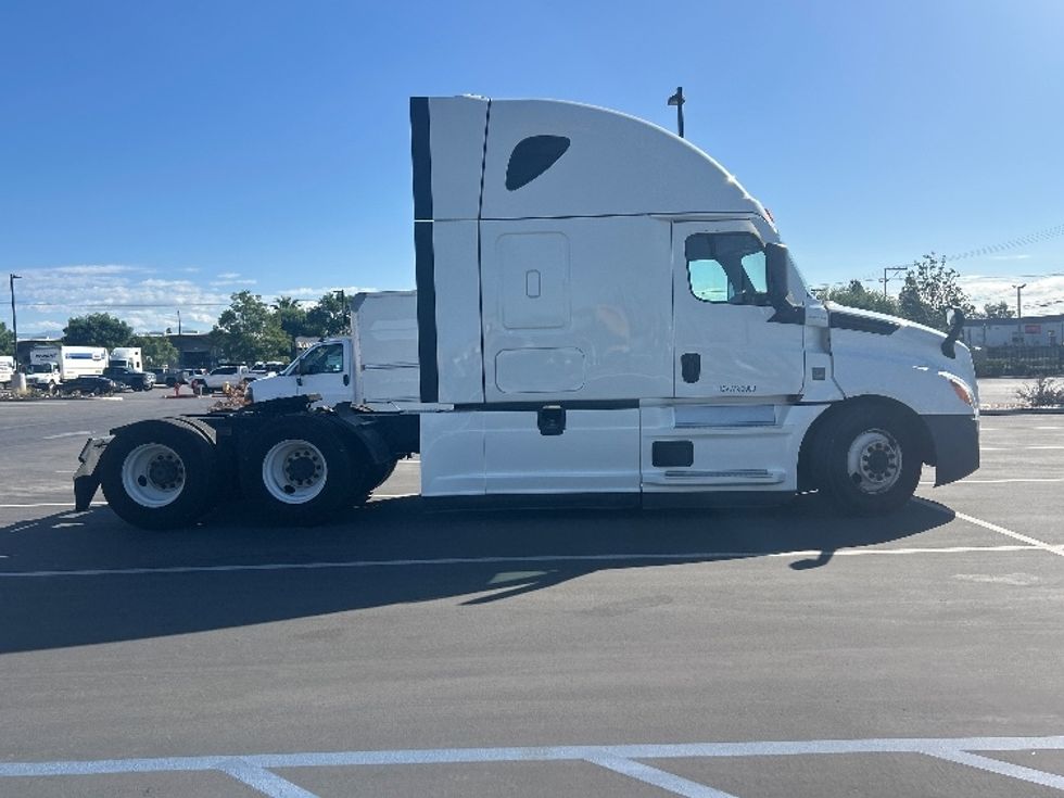 Sleeper Tractor-Heavy Duty Tractors-Freightliner-2022-T12664ST-Fontana-CA-577,520\n\t\tmiles-$ 71,750 - Image 8
