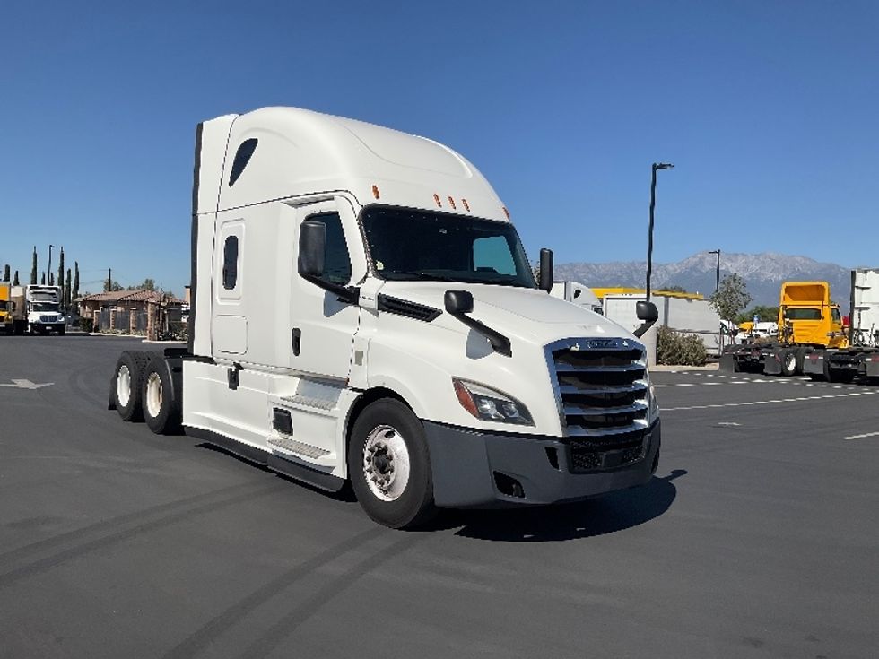 Sleeper Tractor-Heavy Duty Tractors-Freightliner-2022-T12664ST-Fontana-CA-598,408\n\t\tmiles-$ 69,750 - Image 1
