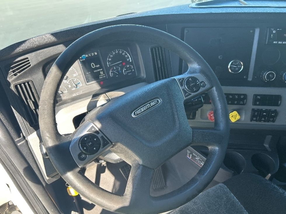 Sleeper Tractor-Heavy Duty Tractors-Freightliner-2022-T12664ST-Fontana-CA-598,408\n\t\tmiles-$ 69,750 - Image 10
