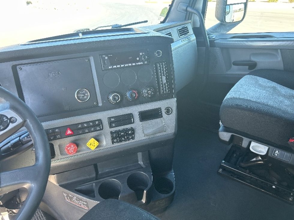 Sleeper Tractor-Heavy Duty Tractors-Freightliner-2022-T12664ST-Fontana-CA-598,408\n\t\tmiles-$ 69,750 - Image 12