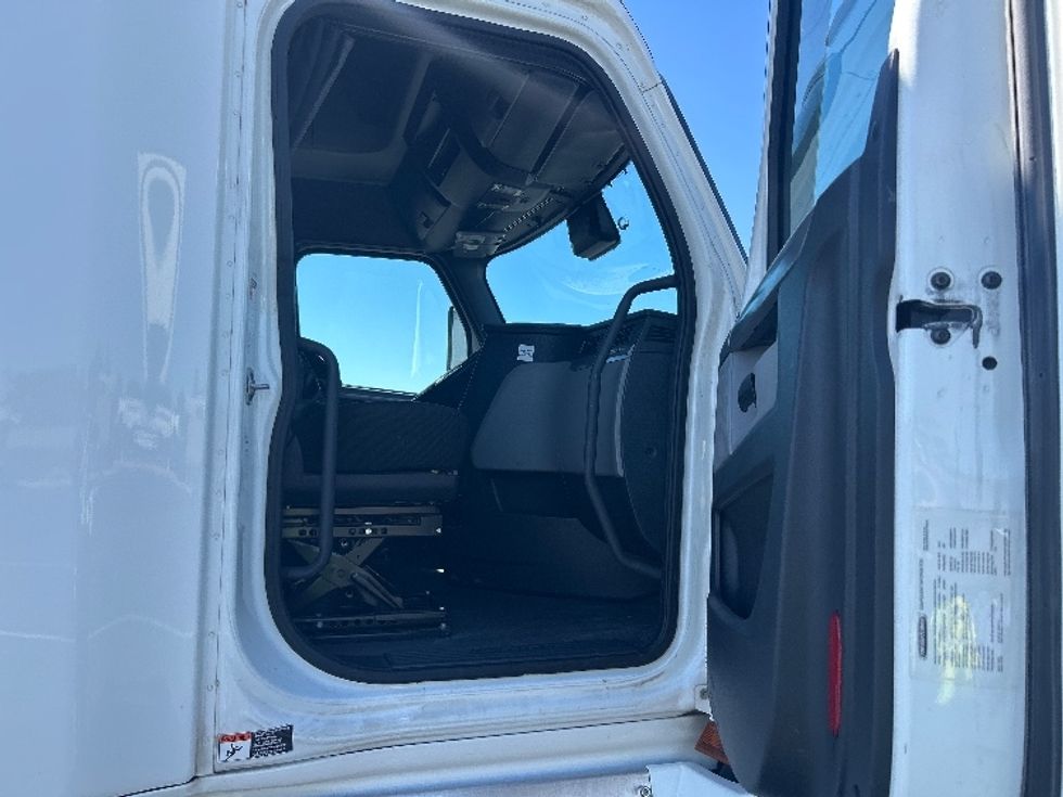 Sleeper Tractor-Heavy Duty Tractors-Freightliner-2022-T12664ST-Fontana-CA-598,408\n\t\tmiles-$ 69,750 - Image 13