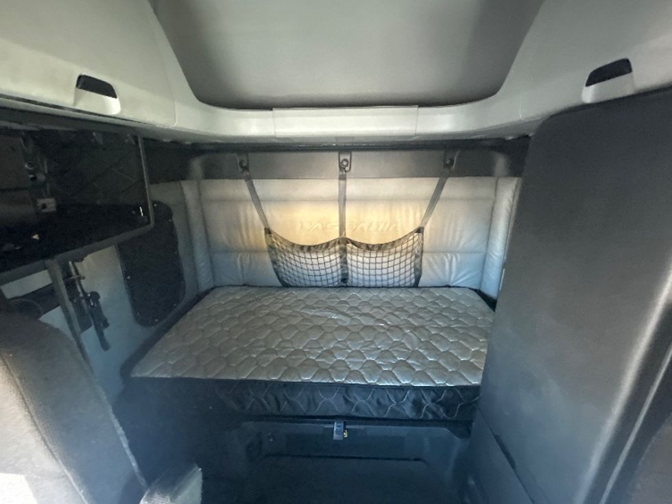Sleeper Tractor-Heavy Duty Tractors-Freightliner-2022-T12664ST-Fontana-CA-598,408\n\t\tmiles-$ 69,750 - Image 16
