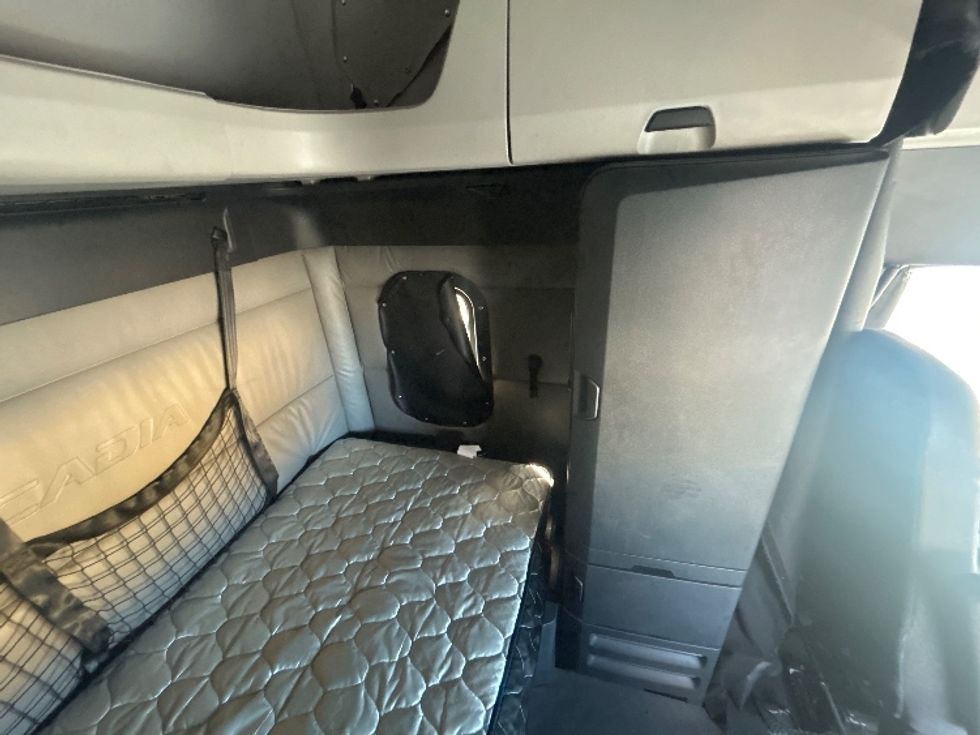 Sleeper Tractor-Heavy Duty Tractors-Freightliner-2022-T12664ST-Fontana-CA-598,408\n\t\tmiles-$ 69,750 - Image 18