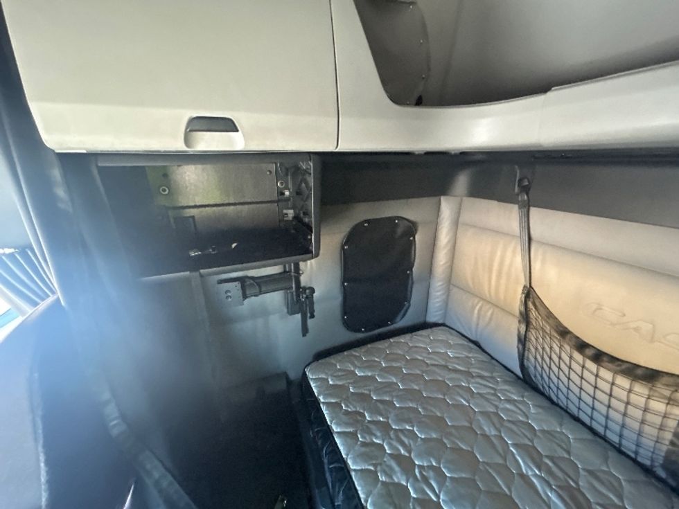 Sleeper Tractor-Heavy Duty Tractors-Freightliner-2022-T12664ST-Fontana-CA-598,408\n\t\tmiles-$ 69,750 - Image 19